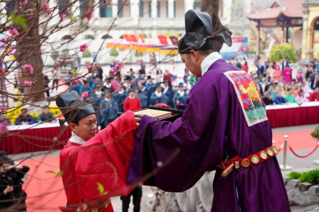 Lễ tiến lịch v&agrave; ban lịch thể hiện sự coi trọng của triều đ&igrave;nh phong kiến đối với việc l&agrave;m lịch cũng như quan t&acirc;m đến c&aacute;c hiện tượng thời tiết, kh&iacute; hậu, ng&agrave;y giờ tốt, vấn đề thi&ecirc;n thời địa lợi để phục vụ sản xuất n&ocirc;ng nghiệp v&agrave; đời sống sinh hoạt h&agrave;ng ng&agrave;y