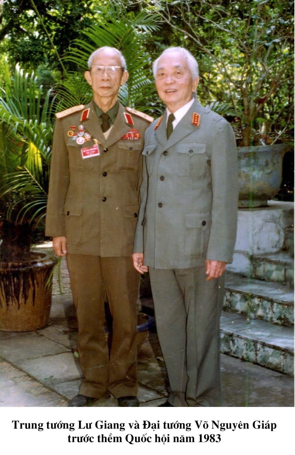 Trung tướng Lư Giang và đại tướng Võ Nguyên Giáp