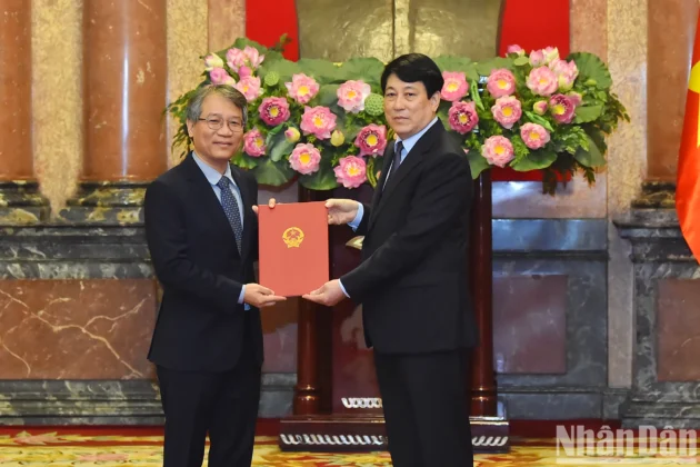 Chủ tịch nước Lương Cường trao Quyết định phong h&agrave;m Đại sứ nước Cộng h&ograve;a x&atilde; hội Chủ nghĩa Việt Nam bậc I cho Giảng vi&ecirc;n cao cấp (Học vi&ecirc;n Ngoại giao) Nguyễn Vũ T&ugrave;ng.