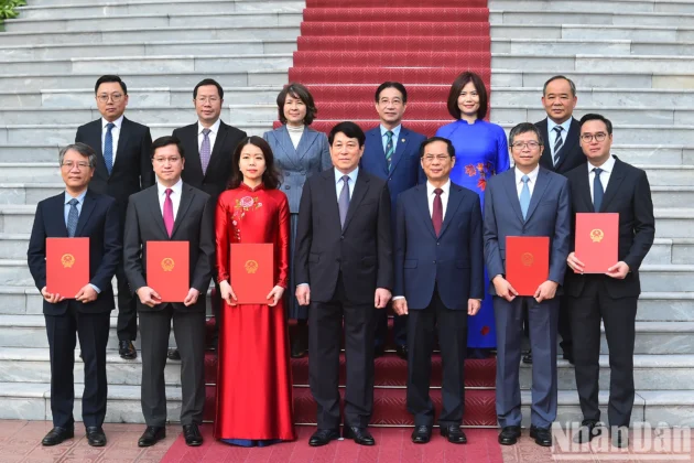 Chủ tịch nước Lương Cường; Ph&oacute; Thủ tướng, Bộ trưởng Ngoại giao B&ugrave;i Thanh Sơn c&ugrave;ng c&aacute;c đại biểu tại buổi lễ.