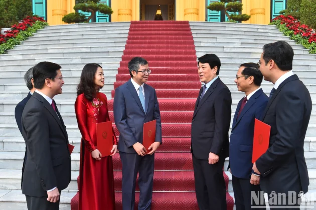 Chủ tịch nước Lương Cường trao đổi với c&aacute;c đại biểu tại buổi lễ.
