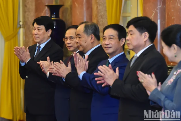 Chủ tịch nước Lương Cường; Ph&oacute; Thủ tướng, Bộ trưởng Ngoại giao B&ugrave;i Thanh Sơn v&agrave; c&aacute;c đại biểu tại buổi lễ.