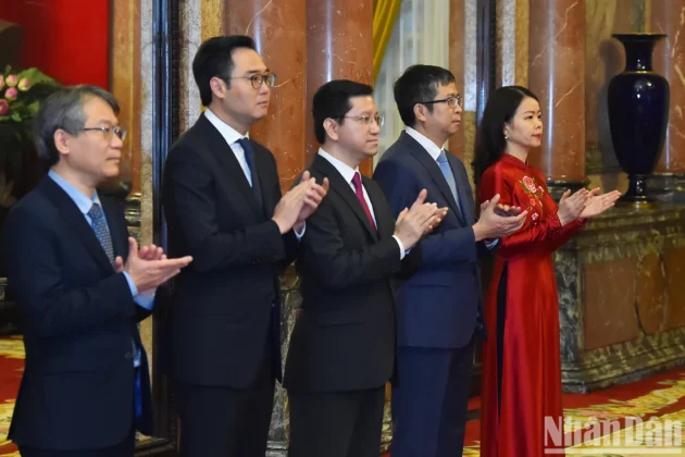Thứ trưởng Bộ Ngoại giao Nguyễn Minh Hằng, Thứ trưởng Bộ Ngoại giao Phạm Thanh B&igrave;nh c&ugrave;ng c&aacute;c đại biểu tại buổi lễ.