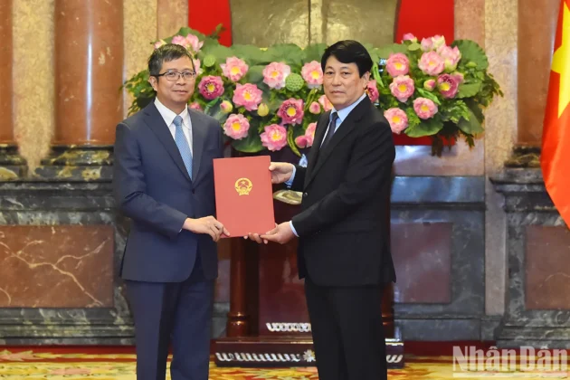 Chủ tịch nước Lương Cường trao Quyết định phong h&agrave;m Đại sứ nước Cộng h&ograve;a x&atilde; hội Chủ nghĩa Việt Nam bậc II cho Thứ trưởng Bộ Ngoại giao Phạm Thanh B&igrave;nh.