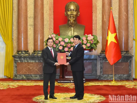 Chủ tịch nước Lương Cường trao Quyết định phong h&agrave;m Đại sứ nước Cộng h&ograve;a x&atilde; hội Chủ nghĩa Việt Nam bậc I cho Đại sứ đặc mệnh to&agrave;n quyền nước Cộng h&ograve;a x&atilde; hội Chủ nghĩa Việt Nam tại Cộng h&ograve;a Ấn Độ Nguyễn Thanh Hải.