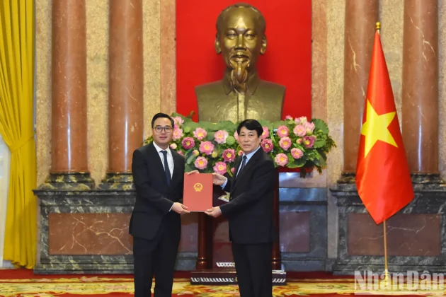 Chủ tịch nước Lương Cường trao Quyết định phong h&agrave;m Đại sứ nước Cộng h&ograve;a x&atilde; hội Chủ nghĩa Việt Nam bậc I cho Ph&oacute; Vụ trưởng, Ph&oacute; Ch&aacute;nh Văn ph&ograve;ng Bộ Ngoại giao Ng&ocirc; To&agrave;n Thắng.