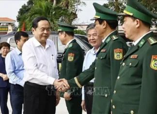 Chủ tịch Quốc hội thăm, tặng quà Tết hộ chính sách, chiến sĩ biên phòng Mỹ Long