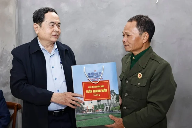 Chủ tịch Quốc hội Trần Thanh Mẫn thăm hỏi tặng qu&agrave; gia đ&igrave;nh &ocirc;ng Nguyễn Duy Cảnh (1968), nh&agrave; bị sập do ảnh hưởng của cơn b&atilde;o số ở số nh&agrave; 34, đường Nguyễn Quang B&iacute;ch, tổ 8, phường Y&ecirc;n Thịnh, th&agrave;nh phố Y&ecirc;n B&aacute;i.