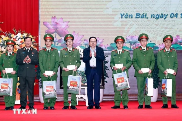Chủ tịch Quốc hội Trần Thanh Mẫn tặng qu&agrave; c&aacute;c chiến sỹ c&oacute; ho&agrave;n cảnh kh&oacute; khăn C&ocirc;ng an tỉnh Y&ecirc;n B&aacute;i.