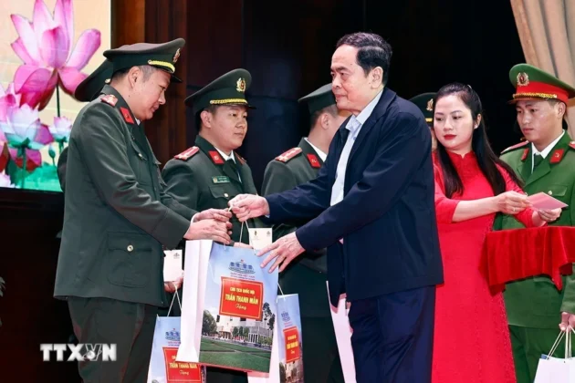 Chủ tịch Quốc hội Trần Thanh Mẫn tặng qu&agrave; c&aacute;c chiến sỹ c&oacute; ho&agrave;n cảnh kh&oacute; khăn C&ocirc;ng an tỉnh Y&ecirc;n B&aacute;i.