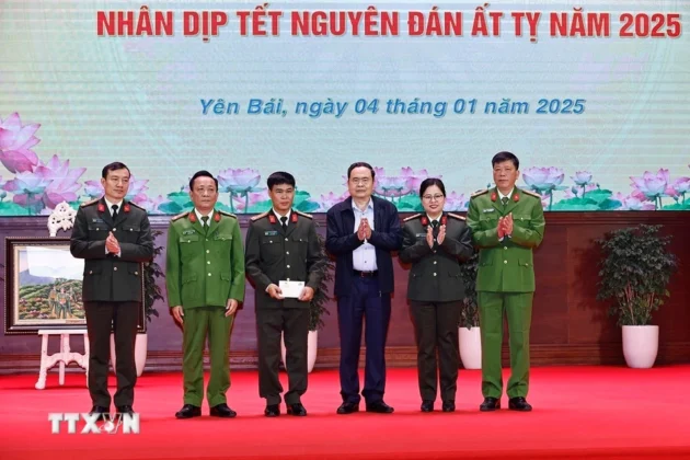 Chủ tịch Quốc hội Trần Thanh Mẫn tặng qu&agrave; Tết cho C&ocirc;ng an tỉnh Y&ecirc;n B&aacute;i.