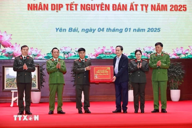 Chủ tịch Quốc hội Trần Thanh Mẫn tặng qu&agrave; Tết cho C&ocirc;ng an tỉnh Y&ecirc;n B&aacute;i.