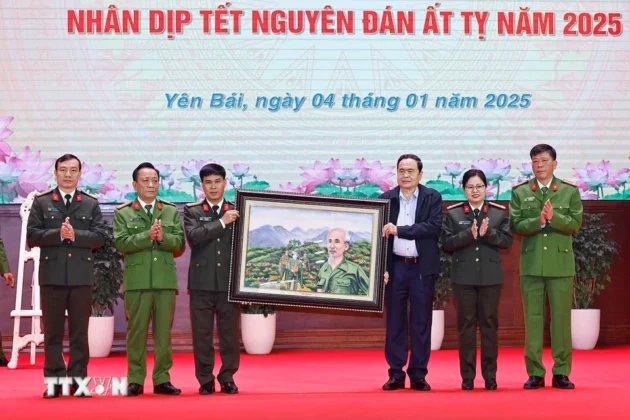 Chủ tịch Quốc hội Trần Thanh Mẫn tặng ảnh B&aacute;c Hồ cho C&ocirc;ng an tỉnh Y&ecirc;n B&aacute;i.