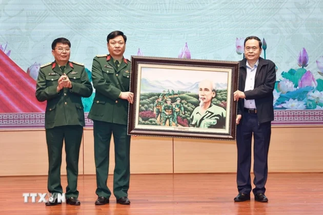 Chủ tịch Quốc hội Trần Thanh Mẫn tặng ảnh B&aacute;c Hồ cho c&aacute;n bộ, chiến sĩ Bộ chỉ huy Qu&acirc;n sự tỉnh Y&ecirc;n B&aacute;i.
