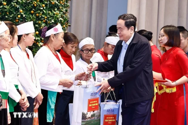 Chủ tịch Quốc hội Trần Thanh Mẫn tặng qu&agrave; Tết d&acirc;n tộc thiểu số, hộ gia đ&igrave;nh ch&iacute;nh s&aacute;ch, hộ ngh&egrave;o, hộ cận ngh&egrave;o, hộ gia đ&igrave;nh c&oacute; ho&agrave;n cảnh kh&oacute; khăn tỉnh Y&ecirc;n B&aacute;i.