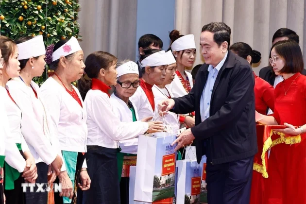 Chủ tịch Quốc hội Trần Thanh Mẫn tặng qu&agrave; Tết d&acirc;n tộc thiểu số, hộ gia đ&igrave;nh ch&iacute;nh s&aacute;ch, hộ ngh&egrave;o, hộ cận ngh&egrave;o, hộ gia đ&igrave;nh c&oacute; ho&agrave;n cảnh kh&oacute; khăn tỉnh Y&ecirc;n B&aacute;i.