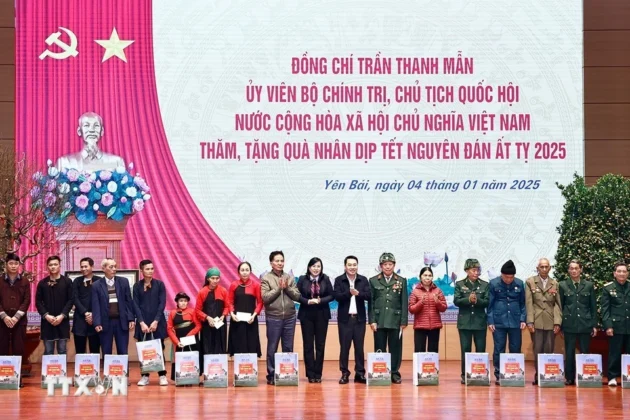 Chủ tịch Quốc hội Trần Thanh Mẫn tặng qu&agrave; Tết d&acirc;n tộc thiểu số, hộ gia đ&igrave;nh ch&iacute;nh s&aacute;ch, hộ ngh&egrave;o, hộ cận ngh&egrave;o, hộ gia đ&igrave;nh c&oacute; ho&agrave;n cảnh kh&oacute; khăn tỉnh Y&ecirc;n B&aacute;i.