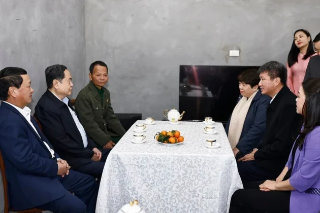 Chủ tịch Quốc hội Trần Thanh Mẫn thăm hỏi gia đ&igrave;nh &ocirc;ng Nguyễn Duy Cảnh (1968), nh&agrave; bị sập do ảnh hưởng của cơn b&atilde;o số ở số nh&agrave; 34, đường Nguyễn Quang B&iacute;ch, tổ 8, phường Y&ecirc;n Thịnh, th&agrave;nh phố Y&ecirc;n B&aacute;i.