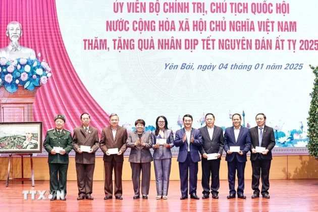 Chủ tịch Quốc hội Trần Thanh Mẫn tặng qu&agrave; Tết d&acirc;n tộc thiểu số, hộ gia đ&igrave;nh ch&iacute;nh s&aacute;ch, hộ ngh&egrave;o, hộ cận ngh&egrave;o, hộ gia đ&igrave;nh c&oacute; ho&agrave;n cảnh kh&oacute; khăn tỉnh Y&ecirc;n B&aacute;i.