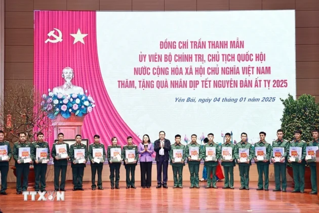 Chủ tịch Quốc hội Trần Thanh Mẫn tặng qu&agrave; Tết &aacute;n bộ, chiến sĩ Bộ chỉ huy Qu&acirc;n sự tỉnh Y&ecirc;n B&aacute;i c&oacute; ho&agrave;n cảnh kh&oacute; khăn
