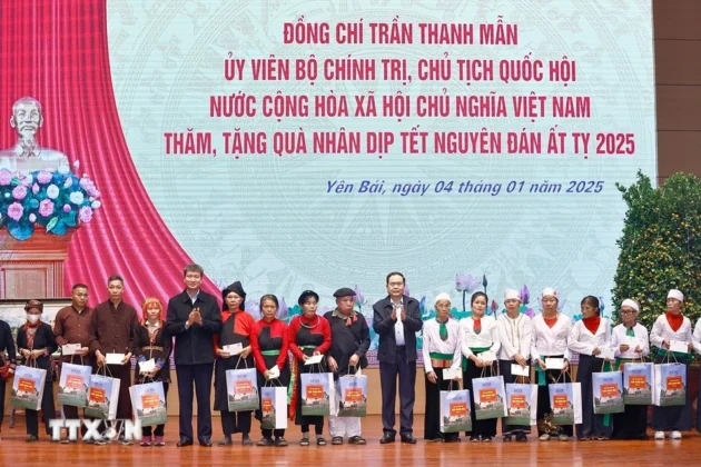 Chủ tịch Quốc hội Trần Thanh Mẫn tặng qu&agrave; Tết d&acirc;n tộc thiểu số, hộ gia đ&igrave;nh ch&iacute;nh s&aacute;ch, hộ ngh&egrave;o, hộ cận ngh&egrave;o, hộ gia đ&igrave;nh c&oacute; ho&agrave;n cảnh kh&oacute; khăn tỉnh Y&ecirc;n B&aacute;i.