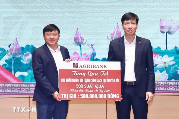 Ng&acirc;n h&agrave;ng N&ocirc;ng nghiệp v&agrave; Ph&aacute;t triển N&ocirc;ng th&ocirc;n Việt Nam (Agribank) tặng 500 suất qu&agrave; cho đồng b&agrave;o d&acirc;n tộc thiểu số, hộ gia đ&igrave;nh ch&iacute;nh s&aacute;ch, hộ ngh&egrave;o, hộ cận ngh&egrave;o, hộ gia đ&igrave;nh c&oacute; ho&agrave;n cảnh kh&oacute; khăn tỉnh Y&ecirc;n B&aacute;i.