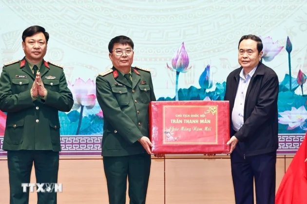 Chủ tịch Quốc hội Trần Thanh Mẫn qu&agrave; Tết cho c&aacute;n bộ, chiến sỹ Bộ Chỉ huy Qu&acirc;n sự tỉnh Y&ecirc;n B&aacute;i.
