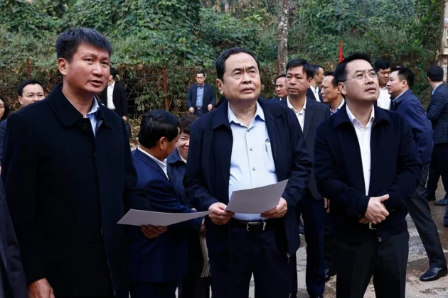 Trong chuyến thăm v&agrave; l&agrave;m việc tại tỉnh Y&ecirc;n B&aacute;i, s&aacute;ng 4/1/2025, Chủ tịch Quốc hội Trần Thanh Mẫn đến thăm hỏi, động vi&ecirc;n gia đ&igrave;nh bị sập do ảnh hưởng của cơn b&atilde;o số 3 v&agrave; gia đ&igrave;nh ch&iacute;nh s&aacute;ch.