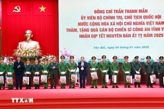 Chủ tịch Quốc hội Trần Thanh Mẫn tặng qu&agrave; c&aacute;c chiến sỹ c&oacute; ho&agrave;n cảnh kh&oacute; khăn C&ocirc;ng an tỉnh Y&ecirc;n B&aacute;i.