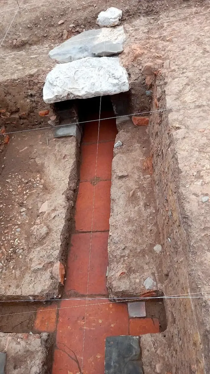 Đường thoát nước nằm dưới đường Ngự đạo phía Bắc Đoan Môn