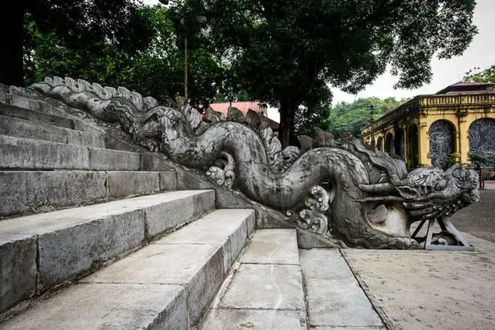Thềm rồng điện Kính Thiên (ảnh: Hoàng Thành Thăng Long)