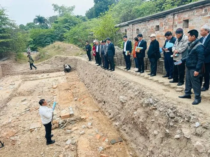 PGS.TS Tống Trung Tín (trái) báo cáo kết quả khai quật năm 2024 tại Hoàng Thành Thăng Long 