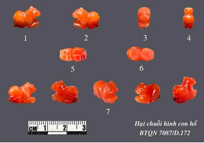 Hạt mã não khắc hình con hổ dài 1,4cm, cao 1,1cm, dày 0,7cm.