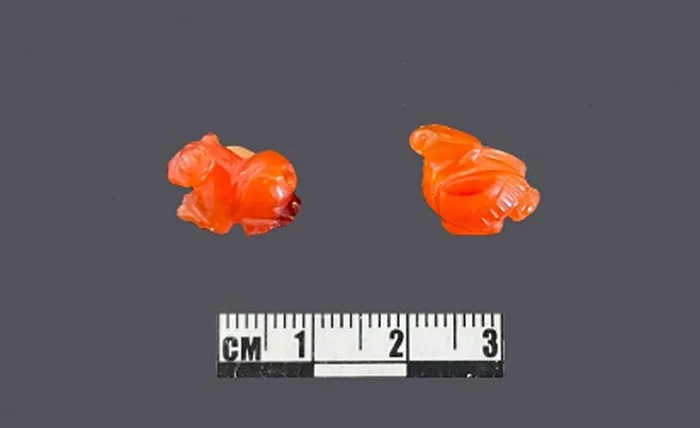 Hai hiện vật mã não hình con chim nước và con hổ đang được lưu giữ tại kho hiện vật của Bảo tàng Quảng Nam.