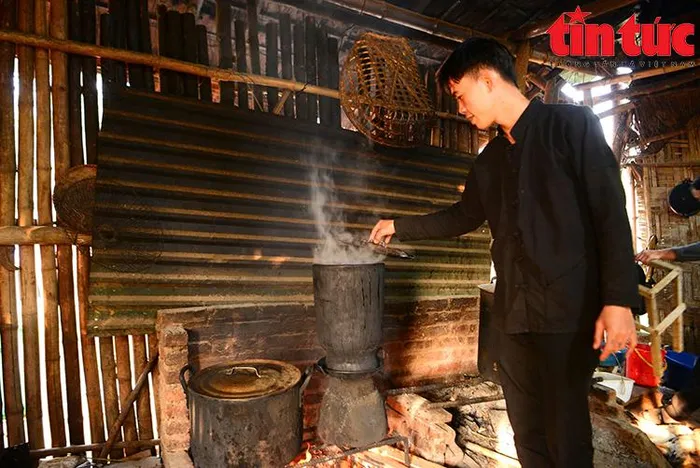 Từ sáng sớm, gia đình chuẩn bị mâm cỗ làm Lễ mừng cơm mới.