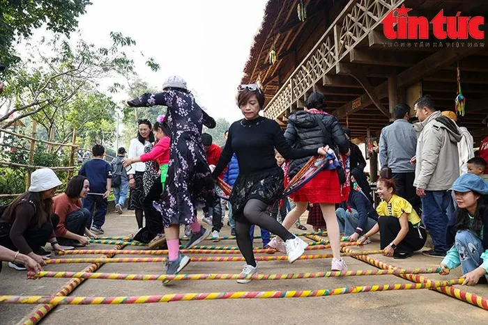 Mọi người cùng nhau nhảy sạp, ném còn vui vẻ.