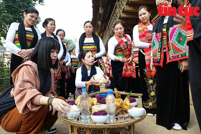 Lễ vật cúng gồm gà, thịt lợn, nước, cơm nếp, hoa quả…