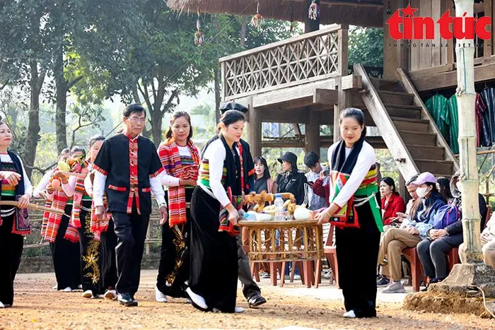 Người dân bê mâm cỗ ra sân để cúng thần linh và tổ tiên.