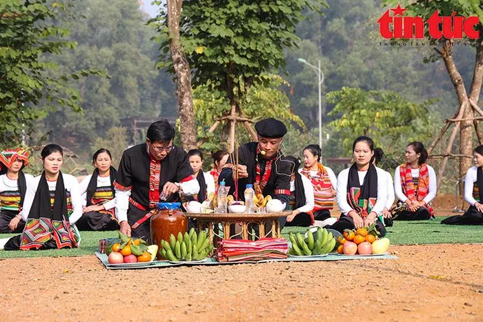 Làm lễ xong, ông Mo ban lộc cho từng người bằng cách buộc chỉ cổ tay. Tùy theo lứa tuổi, địa vị, sẽ được buộc chỉ màu khác nhau.