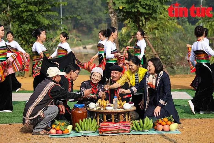Sau lễ cúng, ông Mo sẽ mời mọi người quây quần bên mâm cỗ.