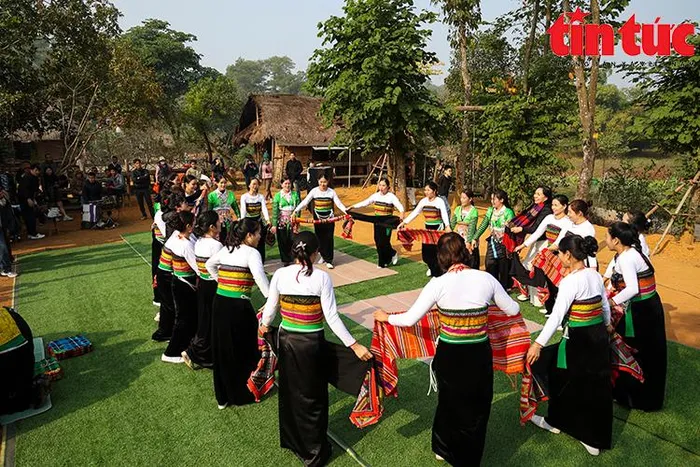 Trai gái trong bản cùng nhau múa xòe.