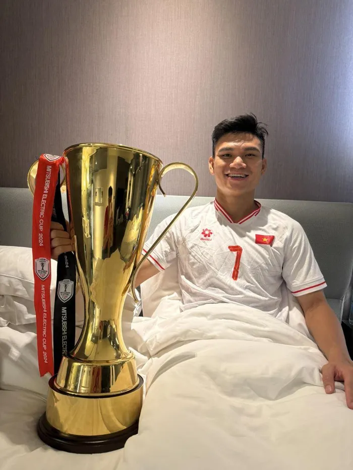 Xuân Mạnh bên cúp.