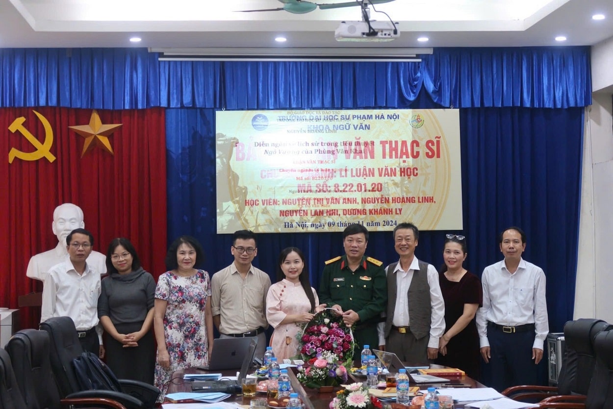 Nhà văn Phùng Văn Khai (mặc quân phục).