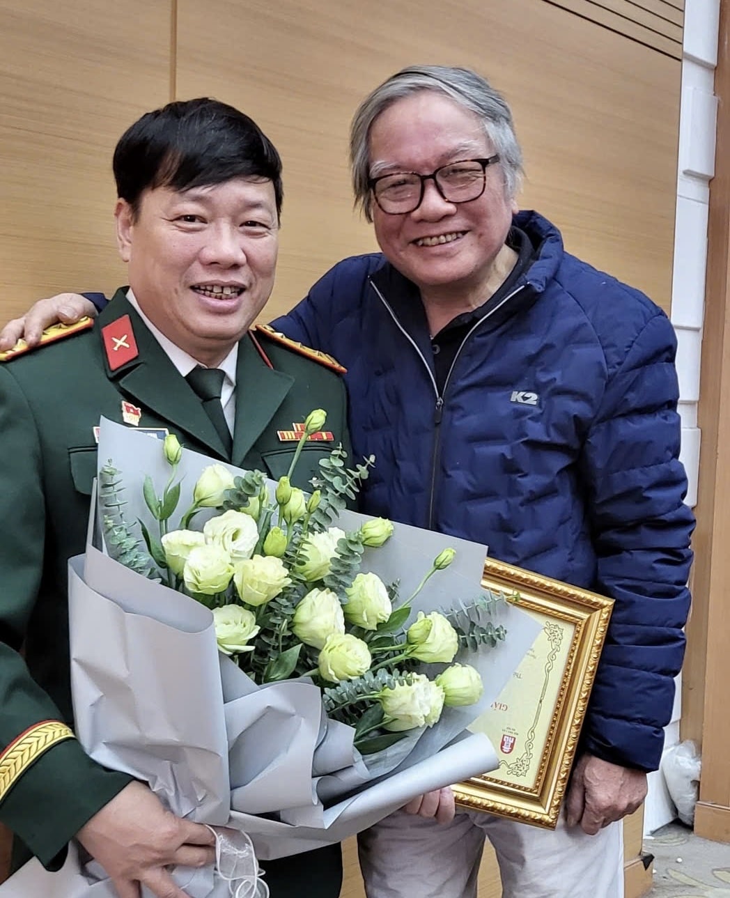 Nhà văn Phùng Văn Khai (bìa trái).