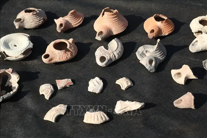 Cổ vật được tìm thấy tại tu viện từ thời kỳ Byzantine, gần thành phố Kiryat Gat, Israel, ngày 6/1/2025.
