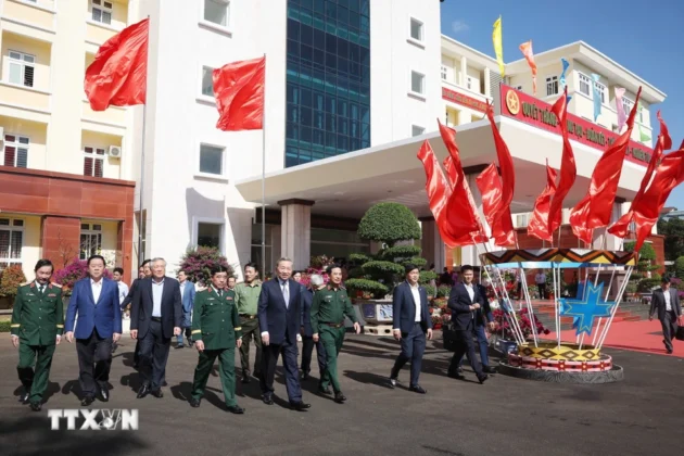 Tổng B&iacute; thư T&ocirc; L&acirc;m thăm v&agrave; l&agrave;m việc tại Qu&acirc;n đo&agrave;n 34. Bộ Quốc ph&ograve;ng.