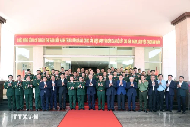 Tổng B&iacute; thư T&ocirc; L&acirc;m với c&aacute;c đại biểu chụp ảnh chung.