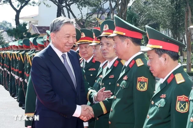Tổng B&iacute; thư T&ocirc; L&acirc;m với c&aacute;n bộ, chỉ huy Qu&acirc;n đo&agrave;n 34.