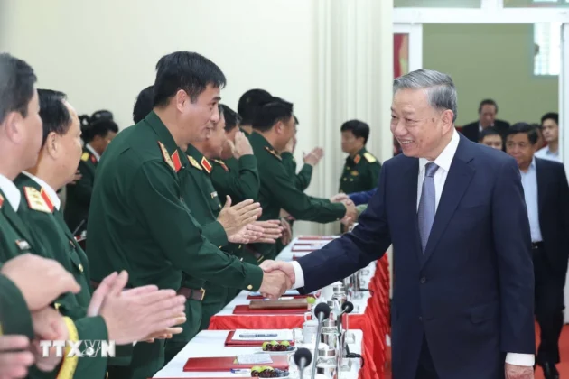 Tổng B&iacute; thư T&ocirc; L&acirc;m với c&aacute;n bộ, chỉ huy Qu&acirc;n đo&agrave;n 34.