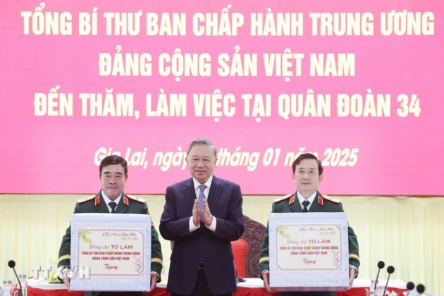 Tổng B&iacute; thư T&ocirc; L&acirc;m tặng qu&agrave; c&aacute;n bộ, chỉ huy Qu&acirc;n đo&agrave;n 34.